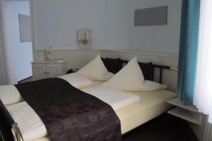 Postel nebo postele na pokoji v ubytování Hotel Anlage Heidelberg