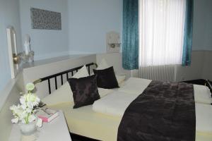 Postel nebo postele na pokoji v ubytování Hotel Anlage Heidelberg