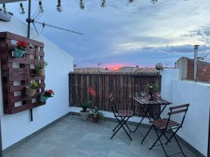 a patio with a table and chairs on a balcony at Oreneta in Fatarella