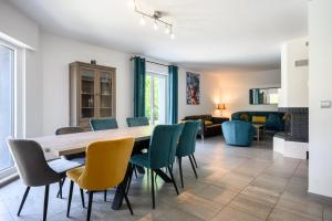 a dining room with a table and chairs at Le Vogelgarten in Zellenberg