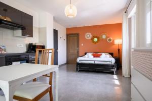 a kitchen with a bed and a table in a room at Le Vogelgarten in Zellenberg +33 photos