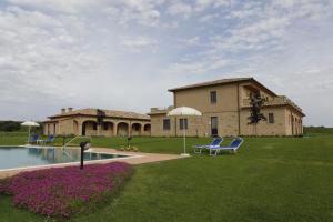 Bazén v ubytovaní Agriturismo Poggio Al Tufo alebo v jeho blízkosti