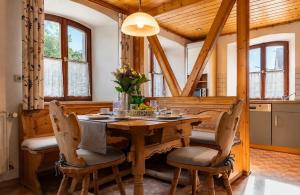 a dining room with a wooden table and chairs at Alpaka Erlebnis-Ruhige Land-Auszeit in Dinkelsbühl