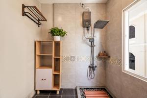 a shower in a bathroom with a shower at Samaya Boutique & Cuisine in Phnom Penh +101 photos