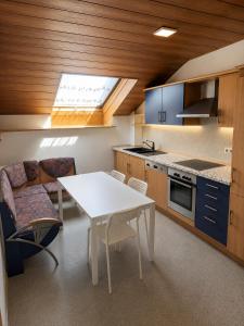 a kitchen with a table and a dining room at Stay Offenbach in Bürgel