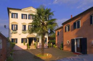 a palm tree in front of a building at Villa Goetzen in Dolo