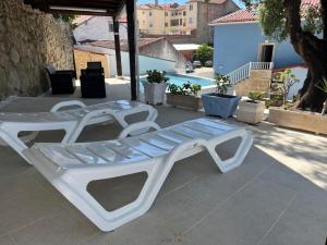 a pair of white beds sitting on a patio at Quintal de São Marcos in Castelo Branco