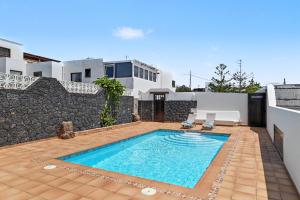 a swimming pool in the backyard of a house at Apartamento Guada in Tao