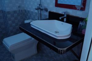 a bathroom with a sink and a toilet at Ngày Mới Hotel in Nghĩa Lộ