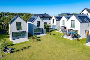 an aerial view of a row of houses at Nadmorska Otulina - Nowoczesne dwupoziomowe domki nad morzem z dużym ogrodem in Ustka