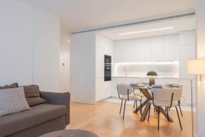 a living room with a couch and a table and chairs at Aposentus - Sal D 'Ouro Exclusive in Canidelo