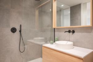 a bathroom with two sinks and a shower at Aposentus - Sal D 'Ouro Exclusive in Canidelo +45 photos
