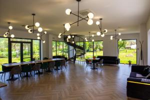 a living room with a dining table and chairs at Pensiunea Qubik Praid in Ocna de Jos