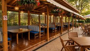 Un restaurant sau alt loc unde se poate mânca la Park Hotel Perla