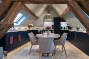 a kitchen with blue cabinets and a table and chairs at Escale de Giulia in Beaune