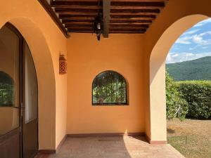 an entry to a house with two arched windows at Agriturismo Colle Donatucci in Castagneto Carducci