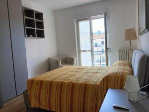 a small bedroom with a bed and a window at Il Lago di Luciana in Intra