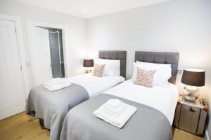 Un pat sau paturi într-o cameră la Glenmoriston Town House Apartments