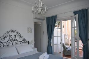 a bedroom with a bed and a chandelier at B&B Villa Cristina in Anacapri