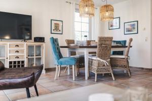 a dining room with a table and chairs at Rauchschwalbe in Zingst