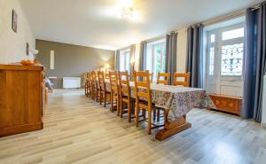 a dining room with a table and chairs at Aube au gite in Trannes