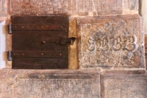 an old wooden door with the words suicide written on it at Meine kleine Ecke in Ferden