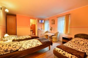 Pokój hotelowy z 2 łóżkami i biurkiem w obiekcie Willa Parkowa w Szklarskiej Porębie