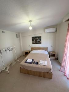 a bedroom with a bed with two towels on it at Affero Vita in Flogita