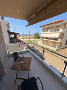 a balcony with a table and chairs on a building at Affero Vita in Flogita