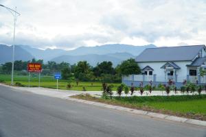 a white house on the side of a road at Ngày Mới Hotel in Bản Tông Duôn