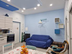 a living room with a bed and a table at Casetta 28 passi dal mare in Acquappesa