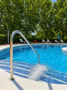 a pool with a water fountain in the middle of it at Gran Hotel Los Angeles in Getafe