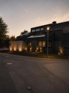 a building with a street light in front of it at Stilvolles Premium Apartment in Haßfurt