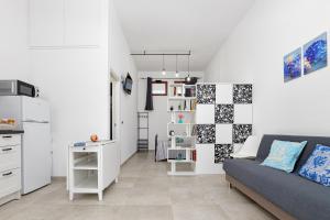 a living room with a couch and a table at Appartamenti Corallo e Conchiglia in Olbia