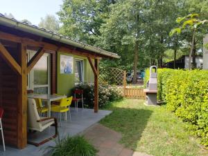 a tiny house with a table and chairs in a yard at Ośmiorniczka Skorzęcin in Skorzęcin