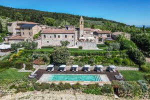 an aerial view of a estate with a swimming pool at Locanda dei Logi in San Gimignano