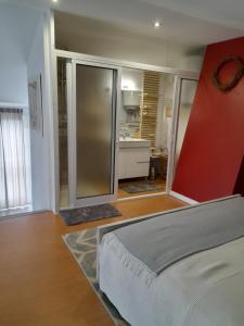 a room with a bed and a bathroom with a kitchen at cupido feeling nomad in Souro Pires