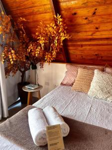 a bedroom with a bed with towels on it at Cabanas Bouganville in Monte das Gameleiras
