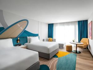 a hotel room with a bed and a table at เดย์ อินน์ บาย วินด์แฮม ระยอง อู่ตะเภา in Ban Chang +85 photos