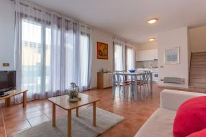 a living room with a couch and a table at Residence Albarella in Isola Albarella