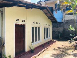 a small house with a door and a courtyard at Sansa HomeStay in Bandarawela