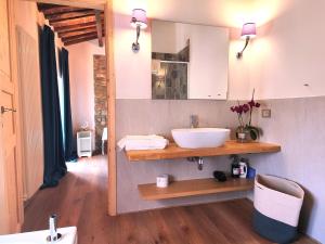 a bathroom with a sink and a mirror at B&B Toringo in Capannori