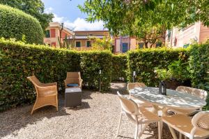a patio with a table and chairs and a grill at Soffio Di Mare in Camogli
