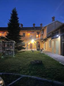 ein großes Haus mit Garten bei Nacht in der Unterkunft Il Giarolo in Cameriano