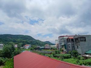 a view of a town with a red roof at Nhà nghỉ Homestay Minh Hạnh in Nà Phia