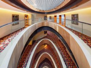 eine Wendeltreppe in einem Gebäude mit einer Decke in der Unterkunft Movenpick Hotel Ankara in Ankara