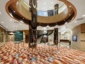 eine Lobby mit Treppenhaus in einem Gebäude in der Unterkunft Movenpick Hotel Ankara in Ankara