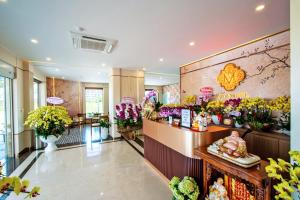 ein Blumenladen mit Blumen an der Wand in der Unterkunft May The Hotel in Cần Thơ