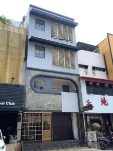 a building with a sign on the side of it at Sera INN Cikarang in Jatirarangan +12 photos