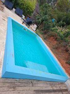 a large blue swimming pool in a yard at FALCOARIA Eco in Setúbal